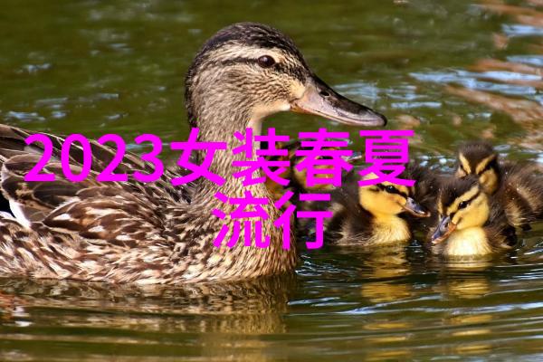 今年的春夏时尚绿意盎然与深邃蓝色主宰街头风采