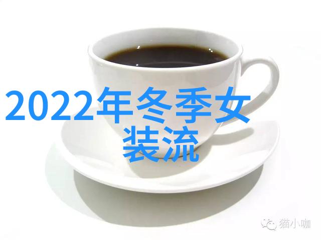 2022年春夏裤子流行趋势色彩鲜明设计多变的时尚新篇章